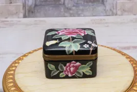 czarna-porcelanowa-szkatula-w-kwiaty-puzderko-okucia-z-brazu-sygnowana