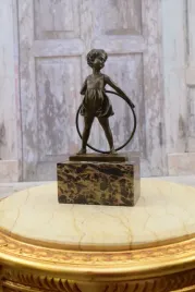 dziewczynka-z-kolem-figura-z-brazu-grawer