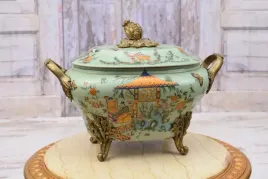 krolewska-waza-na-zupe-patera-porcelana-zlocenia-okucia-z-brazu