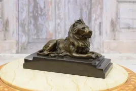 dostojny-lew-lezay-symbol-sily-figura