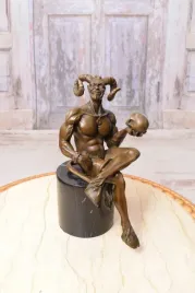 siedzacy-diabel-minotaur-z-czaszka-figura-rzezba-z-brazu