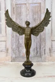 ikar-z-rozlozonymi-skrzydlami-mityczna-ogromna-figura-rzezba-z-brazu