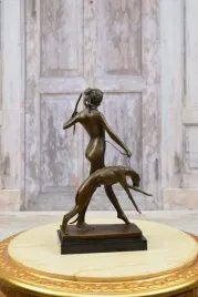 diana-z-psami-mysliwskimi-bogini-mysliwych-figura-z-brazu