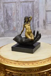 akt-naga-kobieta-na-dloni-figura-z-brazu-rzezba-prezent