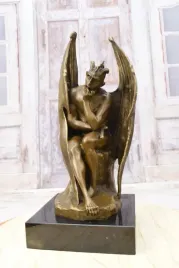 zamyslony-diabel-lucyfer-szatan-figura-z-brazu-rzezba-marmur