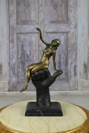 naga-kobieta-na-piesci-akt-rzezba-figura-z-brazu-zloconego-sygn