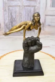 akt-kobiety-na-piesci-tancerka-go-go-figura-z-brazu-zloconego