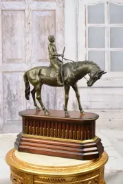 dzokej-na-koniu-polo-piekny-kon-figura-z-brazu-rzezba-podstawa-drewno