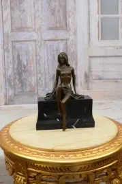 akt-naga-kobieta-na-postumencie-figura-rzezba-z-brazu-sygn