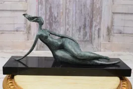nowoczesna-rzezba-akt-lezaca-lgarska-kobieta-abstrakcja-figura-z-brazu