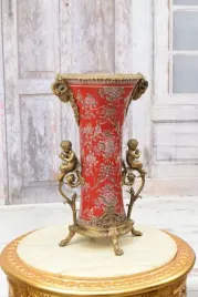 czerwona-porcelana-wazon-secesja-amory-anioly-francja-sygn