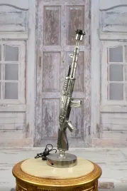 lampa-stojaca-pistolet-kalasznikow-lampka-dekoracyjna-swieci-unikat