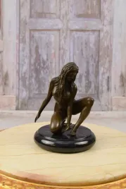 akt-kucajacej-kobiety-erotyk-na-postumencie-figura-rzezba-z-brazu