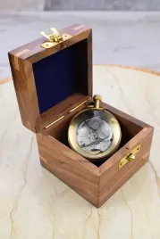 mechaniczny-zegar-w-szklanej-kopule-pociag-gandhi-etui-drewniane
