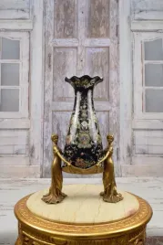 muzealna-czarna-waza-nimfy-trzymajace-wazon-porcelana-braz