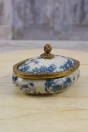 niebieska-porcelanowa-szkatula-puzderko-kwiaty-okucia-z-brazu-sygn