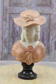 popiersie-arystokratki-marmurowa-figura-dama-kameliowa-w-kapeluszu