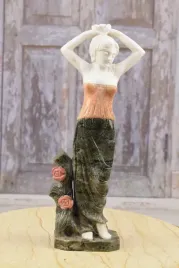 stojaca-kobieta-z-kwiatami-marmurowa-figura-bogini-rzezba-z-marmuru