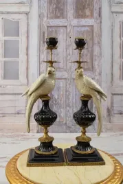 dwa-swieczniki-papugi-bialo-czarne-porcelana-braz-sygn-francja