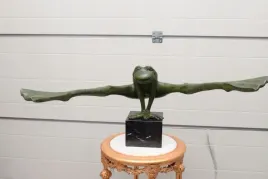duza-figura-z-brazu-skaczaca-zaba-115x70-cm-zabka-na-szczescie-dom-ogrod