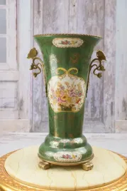 zielony-zlocony-porcelanowy-wazon-dwa-motyle-figury-z-brazu-sygnowany