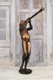 fontanna-ogrodowa-z-brazu-grajaca-zaba-na-flecie-rzezba-na-szczescie