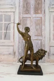 rzymski-wojownik-z-lwem-mitologiczna-giga-figura-z-brazu-gladiator