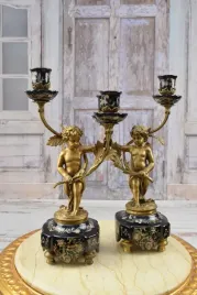 dwa-czarne-swieczniki-porcelana-figura-z-brazu-postacie-amory-anioly