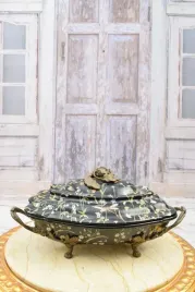 czarna-porcelanowa-szkatula-puzderko-okucia-z-brazu-sygnowana