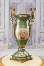 zielony-zlocony-porcelanowy-wazon-dwa-anioly-figury-z-brazu-sygnowany