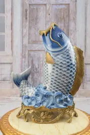 niebieski-porcelanowy-wazon-ryba-okuta-brazem-sum-unikalny-prezent