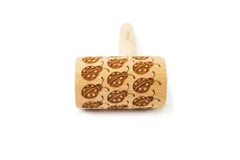 walek-do-ciasta-drewniany-grawerowany-biedronki-biedronka-dla-dzieci-mini