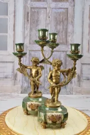 dwa-zielone-swieczniki-porcelana-figura-z-brazu-postacie-amory-anioly