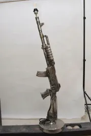 lampa-stojaca-pistolet-kalasznikow-lampka-dekoracyjna-swieci-unikat