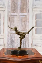 kobieta-na-lyzwach-lyzwiarz-lyzwy-rzezba-z-brazu-figura-prezent