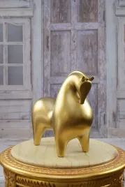 nowoczesna-figura-kon-konik-ceramika-zlocona-abstrakcja