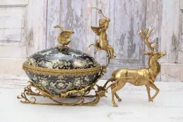 czarna-porcelanowa-szkatula-sanie-figura-z-brazu-jelen-amor-na-wozie