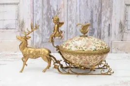 porcelanowa-szkatula-kareta-sanie-figura-z-brazu-jelen-amor-na-wozie