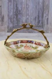 porcelanowa-kolorowa-patera-koszyk-figura-z-brazu-ptaszki-sygn