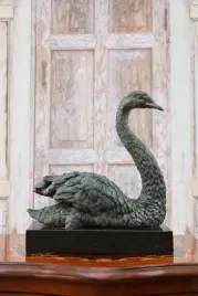 dostojny-labedz-braz-patynowany-granitowa-podstawa-figura-z-brazu