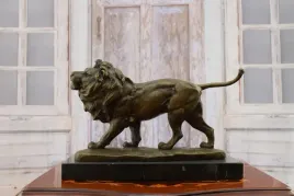grozny-lew-figura-rzezby-z-brazu-marmurowa-podstawa