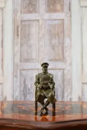 jozef-stalin-na-krzesle-w-teheranie-zsrr-rosja-figura-z-brazu