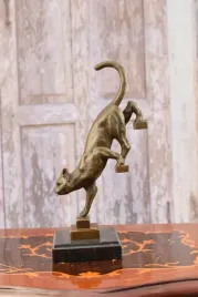 kot-idacy-po-schodach-art-deco-figura-z-brazu