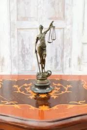 temida-bogini-sprawiedliwosci-figura-z-brazu