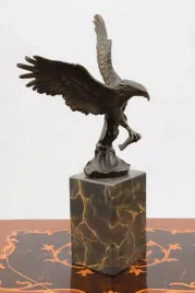 orzel-z-ryba-sokol-mysliwska-figura-z-brazu