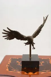 orzel-na-galezi-sokol-myszolow-figura-z-brazu