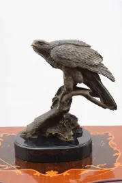 orzel-na-galezi-sokol-myszolow-figura-z-brazu
