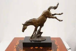 dziki-pedzacy-kon-rumak-konik-figura-z-brazu
