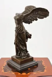 uskrzydlona-nike-mitologia-posag-figura-z-brazu