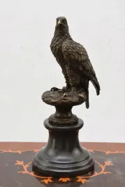 dostojny-orzel-jastrzab-figura-z-brazu-rzezba